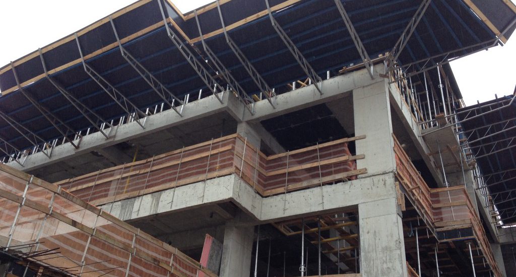 Economize 72% ao substituir madeira por compensado